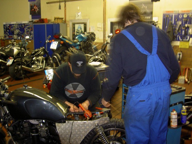 matze and tobi a working on the nrr nomads clubslut-C- this is the name of this bike